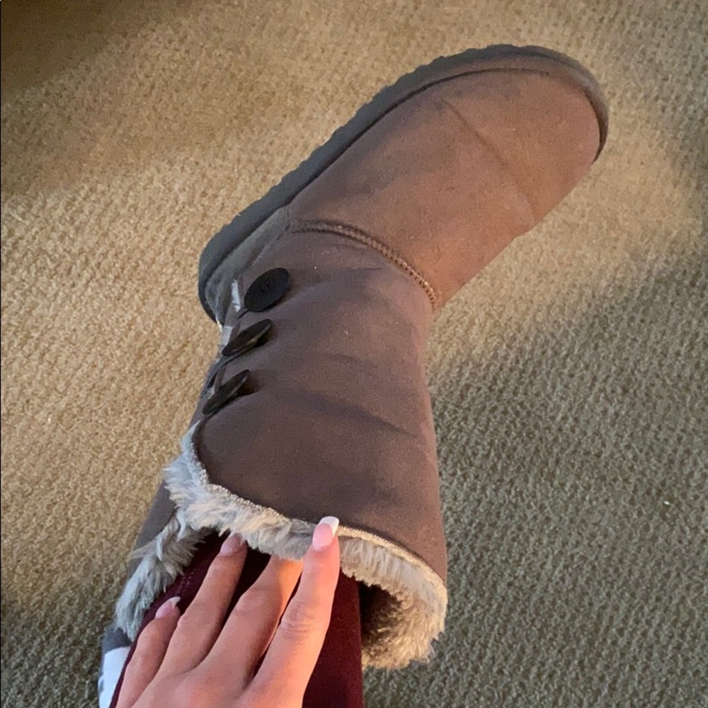 UGG